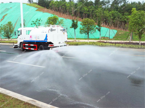 天锦高压路面清洗车喷洒效果